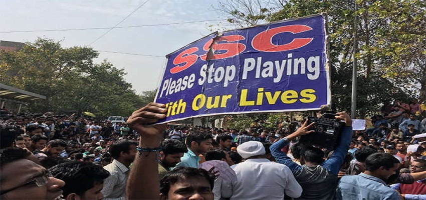 दिल्ली में SSC कार्यालय के बाहर प्रदर्शन।