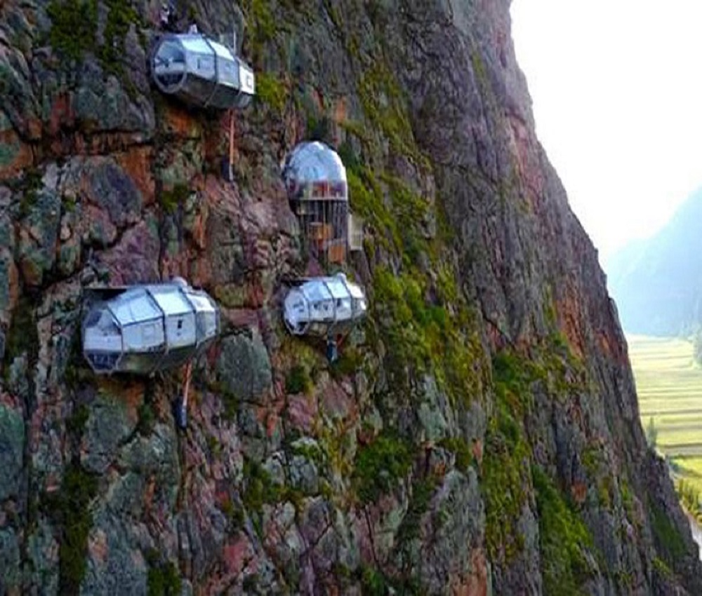 Video- हवा में झूलता हुआ होटल...