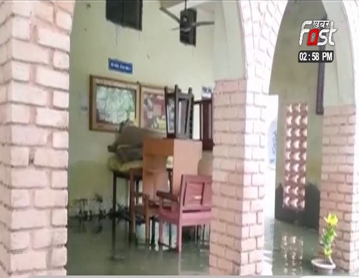 स्कूल है या स्विमिंग पूल,,,?