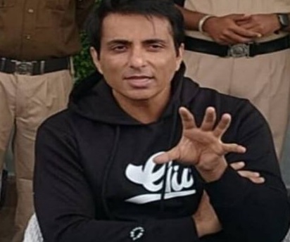 Punjab Election 2022: EC ने सोनू सूद को मोगा में मतदान केंद्रों पर जाने से रोका, गाड़ी हुई जब्त