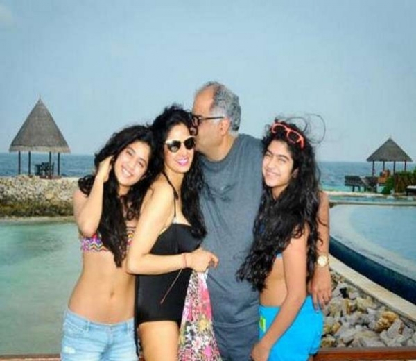  स्विमसूट में श्रीदेवी का ग्लैमरस लुक, बेटी ने भी दी टक्कर