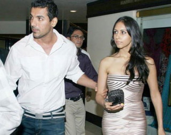 शादी के बंधन में बंधे जॉन अब्राहम, प्रिया रुंचाल से रचाई शादी