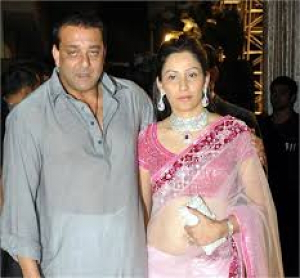 दिल की बीमारी के चलते संजय की पत्नी मान्यता अस्पताल में भर्ती