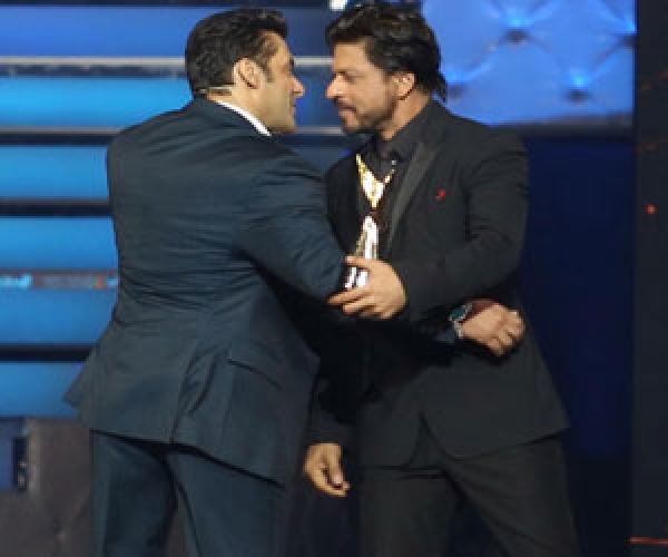 शाहरूख ने सलमान को लगाया गले, बोले जय हो