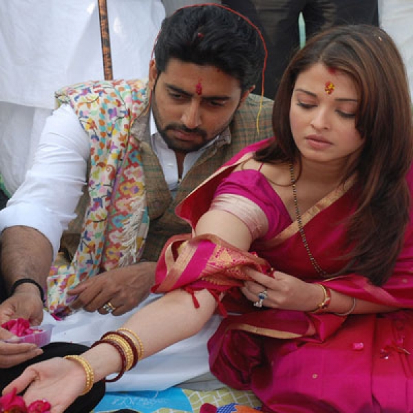 आज के दिन ऎश्वर्या राय और अभिषेक बच्चन की हुई थी शादी, प्यार के सात साल पूरे किए