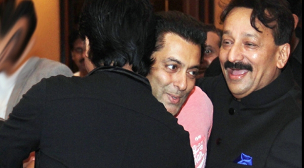 इफ्तार पार्टी में शाहरुख ने सलमान को लगाया गले