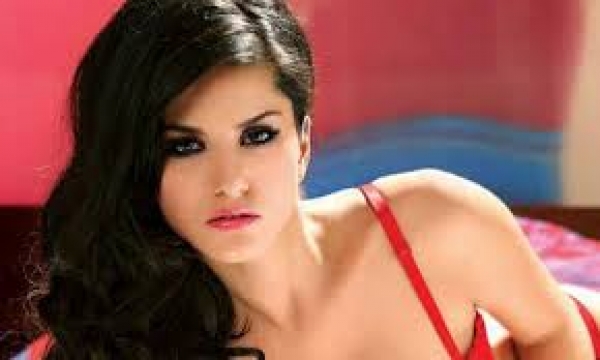  इंटरनेट पर सनी लियोन का पिंक लिप्स हुआ हिट 