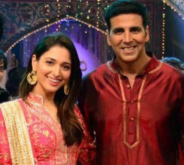 अक्षय ने आवारा कुत्तों के लिए कपड़े नीलाम किए