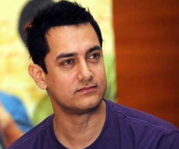 पीके के दूसरे पोस्टर में रेडियो भी नहीं पकड़े हुए हैं आमिर