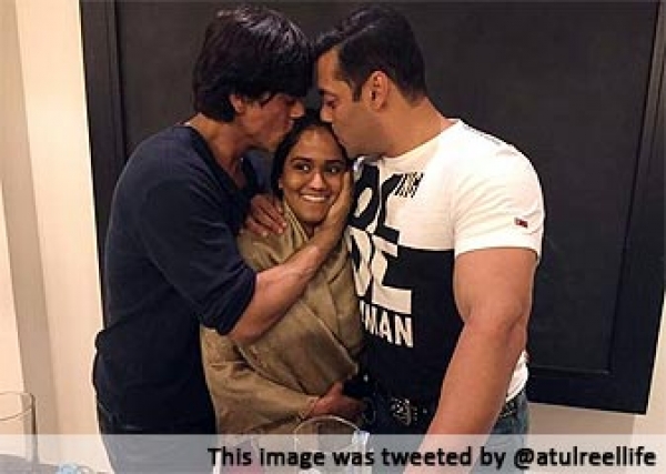 बहन, अर्पिता को एक साथ आशीर्वाद दिया सलमान और शाहरुख ने.