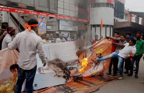 PK, के ख़िलाफ़ प्रदर्शन तेज़, गुजरात में थिएटरों में तोड़-फोड़ 