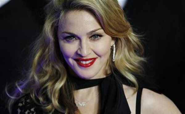 पॉप सिंगर मडोना डांस करते हुए स्टेज पर ही फिसल गईं !