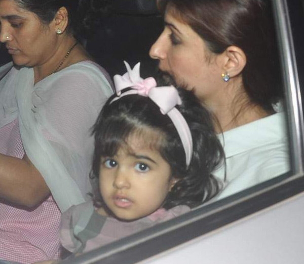 अक्षय की बेटी नितारा बन गई है योग गुरु