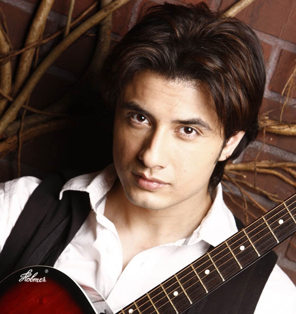 पाक एक्‍टर अली जफर ने तोड़ दिया अपने चाहने वालों का दिल