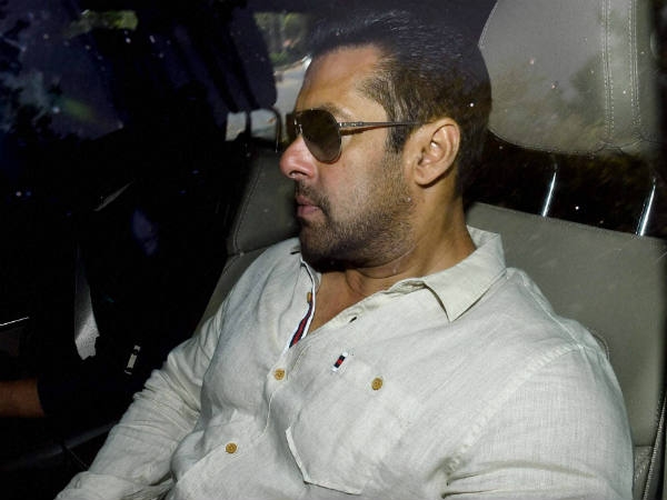 सलमान के घर रात भर फिल्मी हस्ति‍यों का तांता 