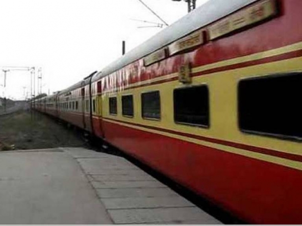  रेलवे ने जानबूझकर उठाया 30,000 करोड़ का घाटा: कैग