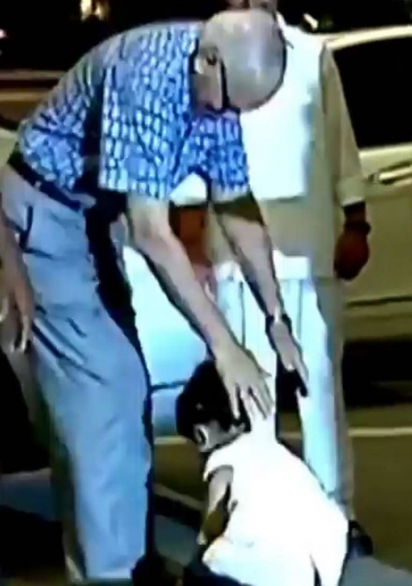 नन्हीं आराध्या ने छुए अपने नाना के पांव