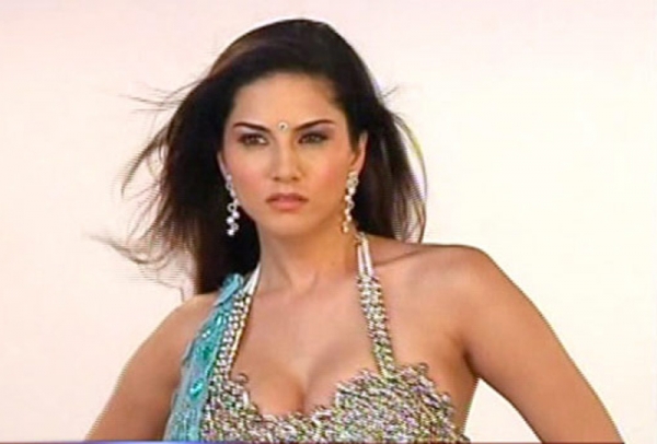 सनी लियोन पर अश्लीलता फैलाने का आरोप