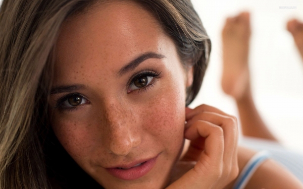 ईवा लोविया कैंसर के खिलाफ फैला रही हैं जागरूकता