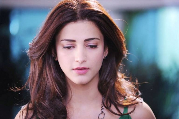 श्रुति ने खुद को भेंट की चमचमाती लाल रेंज रोवर