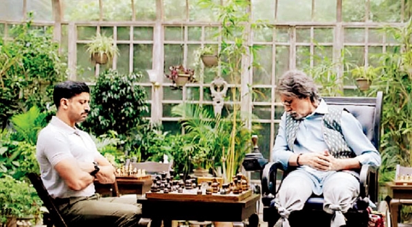 व्हीलचेयर पर बैठे बिग बी