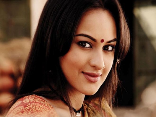 आधी रात को मुंबई लोकल में घूमी सोनाक्षी सिन्हा