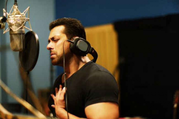 सलमान एक बार फिर बिखेरेंगे अपनी आवाज का जादू, गाया हीरो का टाईटल ट्रैक