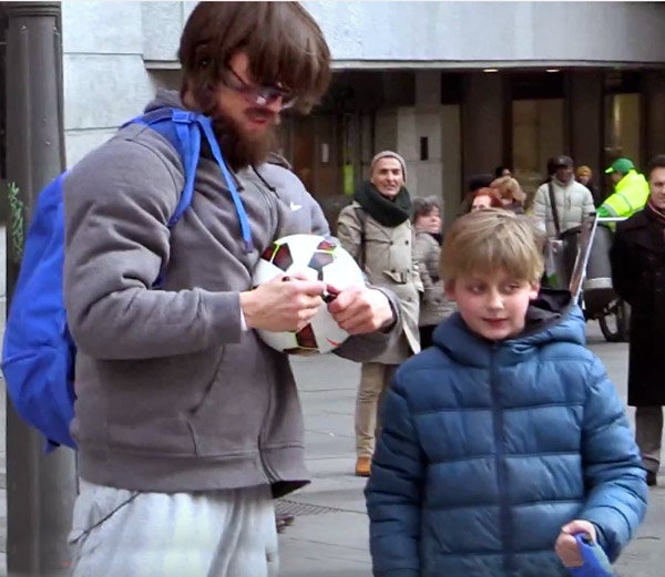 रोनाल्डो ने नकली दाढ़ी-मूंछ लगाकर सड़क पर खेला फुटबॉल