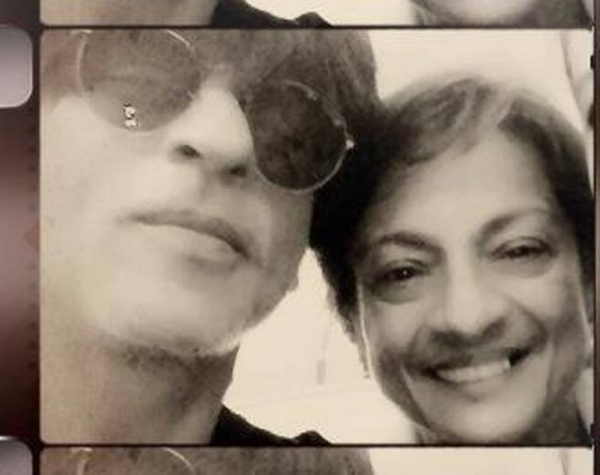 दिलवाले के सेट पर शाहरुख ने ली अभिनेत्री तनुजा के संग सेल्फी