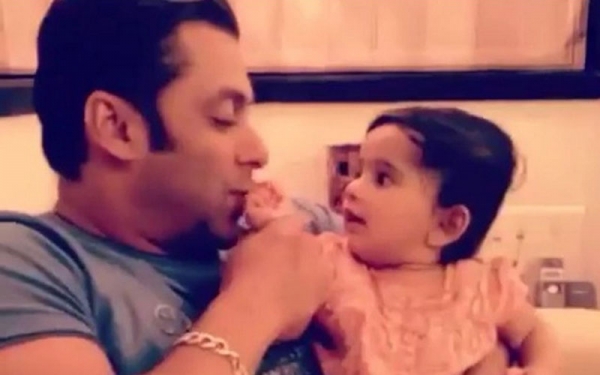 छोटी बच्ची के साथ खेलते दिखे सल्लू 