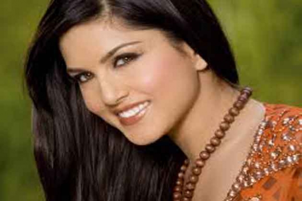 फिल्मकार इंद्रजीत लंकेश बोले, वसूलों की पक्की हैं सनी लियोनी