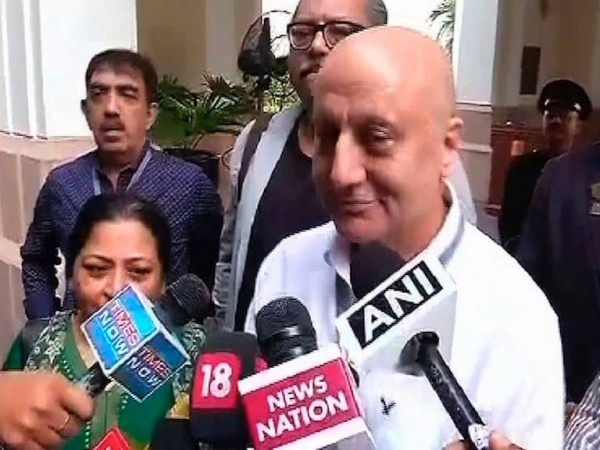 दिल्ली: अनुपम खेर के नेतृत्व में कलाकारों का मार्च जारी