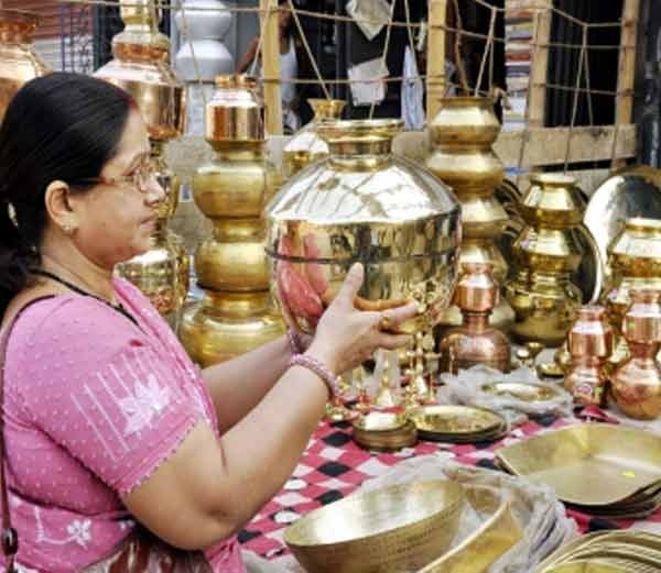 धनतेरस के चलते बाजारों में छाई रौनक