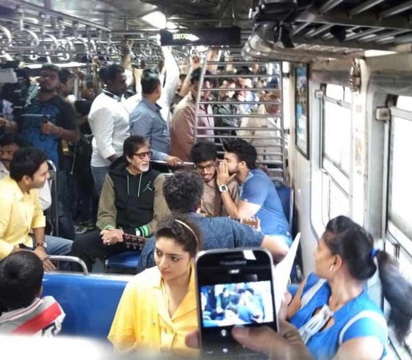 बिग बी ने रेल में गाया गाना