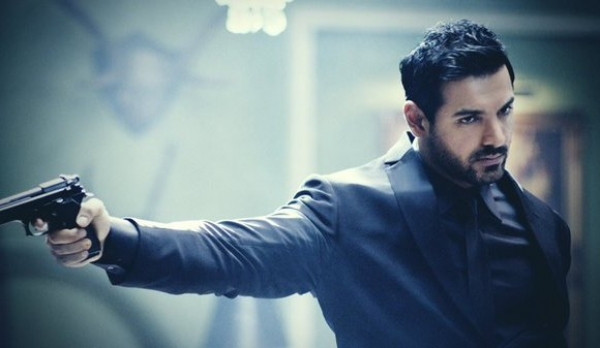 फिल्म रॉकी हैंडसम में नए लुक में नजर आएंगे