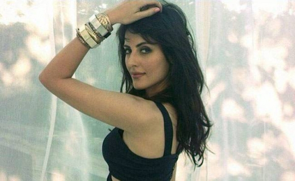 ईरानी मूल की अभिनेत्री मंदना करीमी ने कराया हॉट फोटोशूट