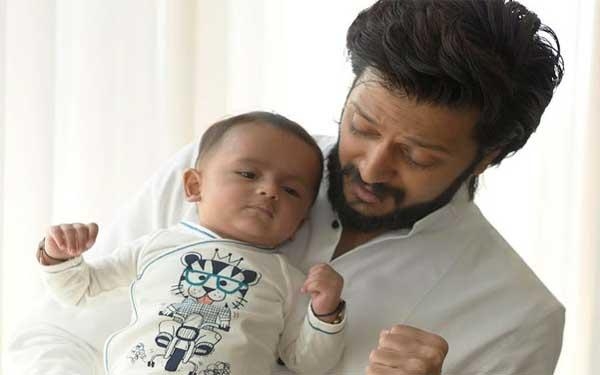 रितेश को उनके बेटे ने बाबा कहकर बुलाया