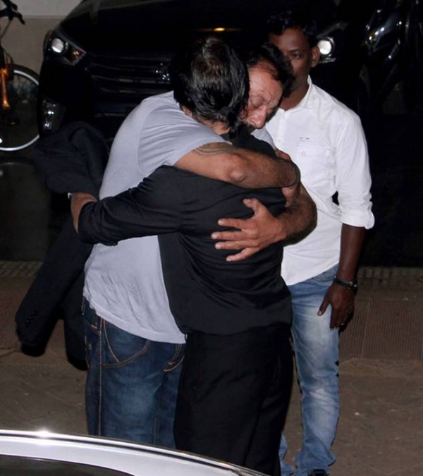 संजू बाबा से मिलने पहुंचे किंग खान