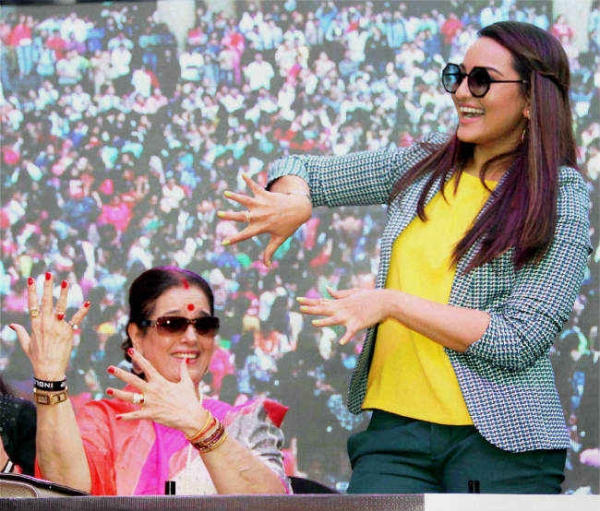 नाखून रंगने में सोनाक्षी ने बनाया अनूठा वर्ल्ड रिकॉर्ड