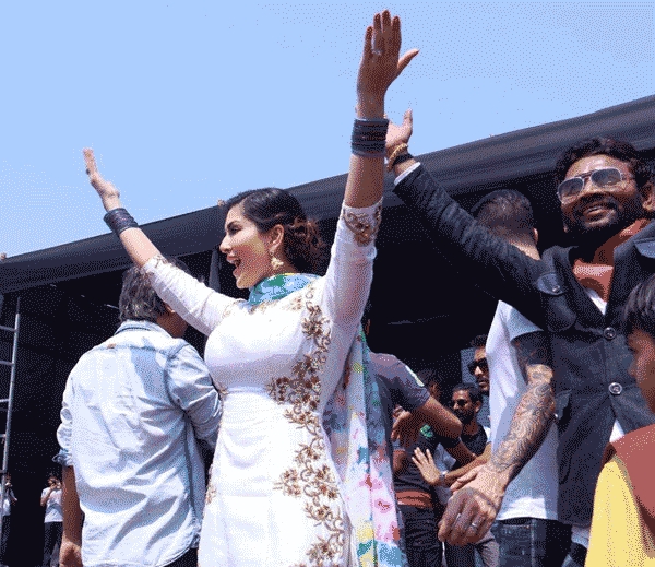 जानिए आखिरकार क्यों सनी लियोनी ने रिपोर्टर को जड़ा थप्पड़