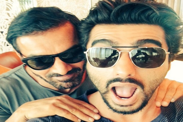 जॉन अब्राहम और अर्जुन कपूर ने एक साथ ली सेल्फी