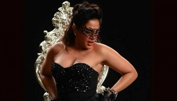 कैबरे के नए गाने में बेहद बोल्ड अंदाज में नजर आईं ऋचा 