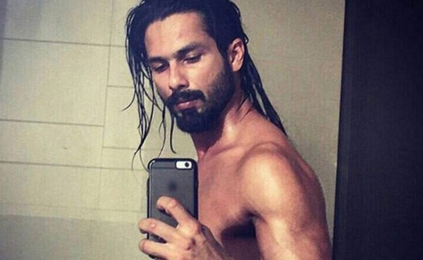 शाहिद ने बाथरूम में शर्टलेस सेल्फी क्लिक की