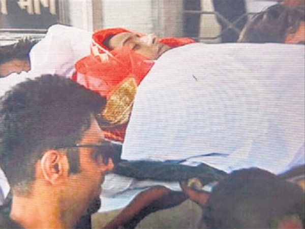 लाल जोडे़ में दी गई आनंदी को अंतिम विदाई