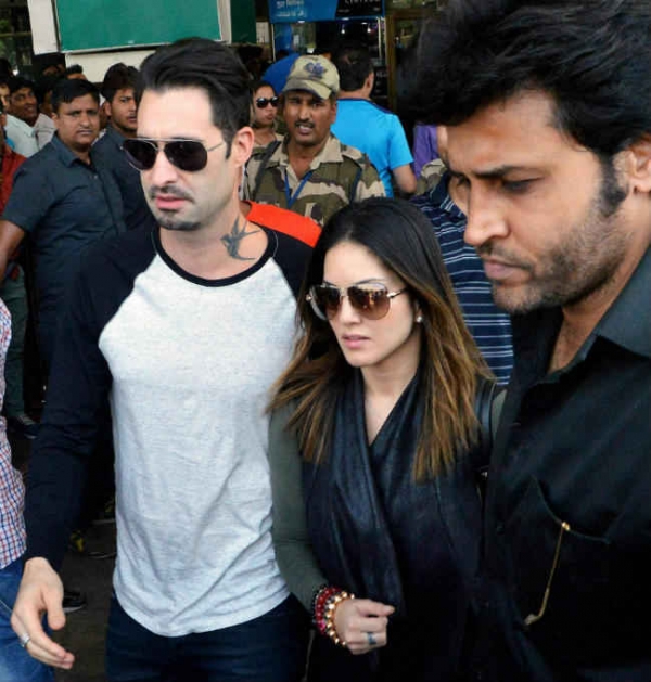 जानिए आखिरकार क्यों डेनियल से लिपटकर रो पड़ी सनी लियोनी