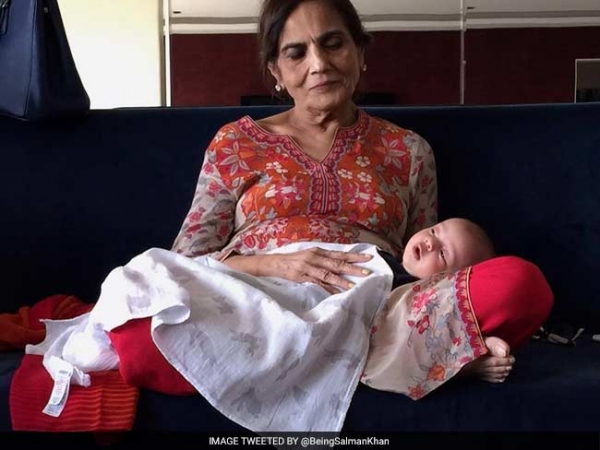 सल्लू ने शेयर की भांजे आहिल के साथ मां सलमा की ये तस्वीर