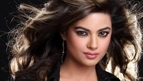 मीरा चोपड़ा दोस्ताना जैसी फिल्म में करना चाहती है काम