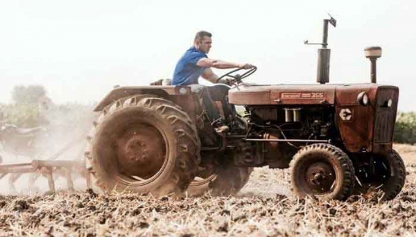 फिल्म सुल्तान में खेतों में ट्रैक्टर चलाते नजर आएंगे सलमान