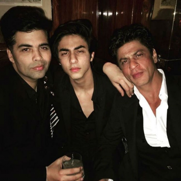 करण की बर्थडे पार्टी में शाहरुख व उनके बेटे आए नजर