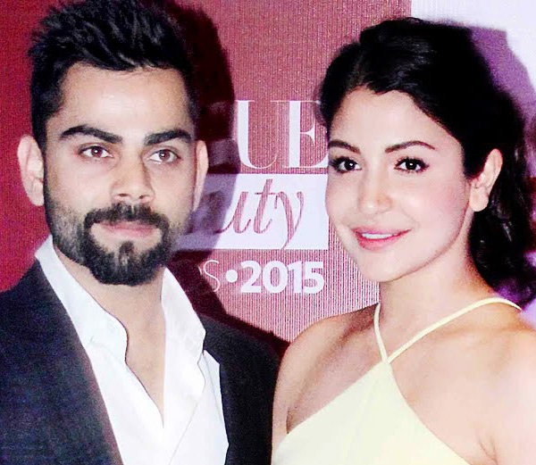 दिल्ली में विराट के मम्मी-पापा के साथ नजर आई अनुष्का